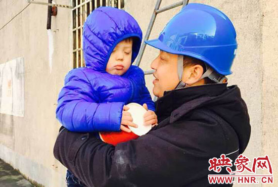 電工抱起孩子時，孩子還在睡。