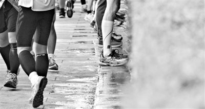 昨日，2013年北京馬拉松，因流動(dòng)廁所和公廁有限，很多選手都“就地解決”，地面上“水”流成河。