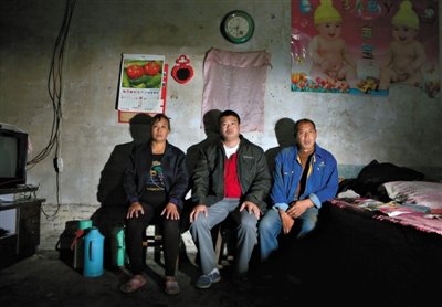 10月18日，自鋸病腿的鄭艷良所在的保定市清苑縣東臧村，有多家農(nóng)戶大病難醫(yī)，村民王新建（中）得了白血