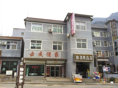 今年，胡萬林涉嫌非法行醫(yī)的地點(diǎn)，就在這座農(nóng)家賓館內(nèi)。