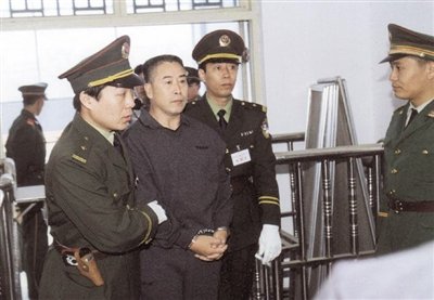 2000年9月30日，河南商丘，胡萬林被法警押上法庭。