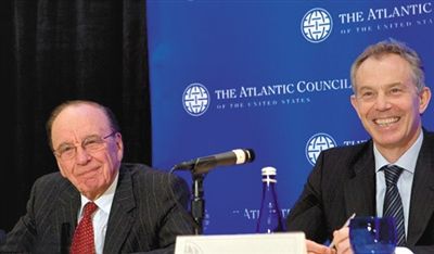 2008年，布萊爾與默多克在美國參加一國際會議。