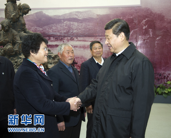 25日上午，習(xí)近平在臨沂華東革命烈士陵園參觀沂蒙精神展并會(huì)見(jiàn)當(dāng)?shù)叵冗M(jìn)模范和當(dāng)年支前模范后代代表。