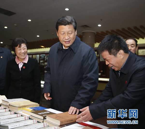 26日上午，習(xí)近平在孔子研究院參觀考察。新華社記者鞠鵬 攝