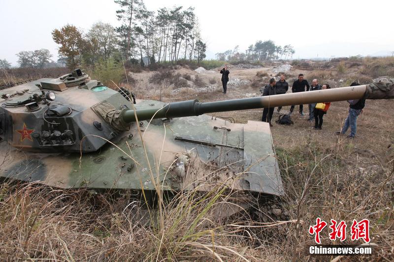 12月4日，浙江臺州，人們在坦克前圍觀。
