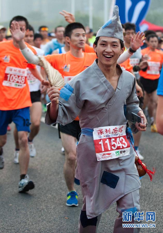 12月8日，一名選手身著“濟公”服裝參加比賽。