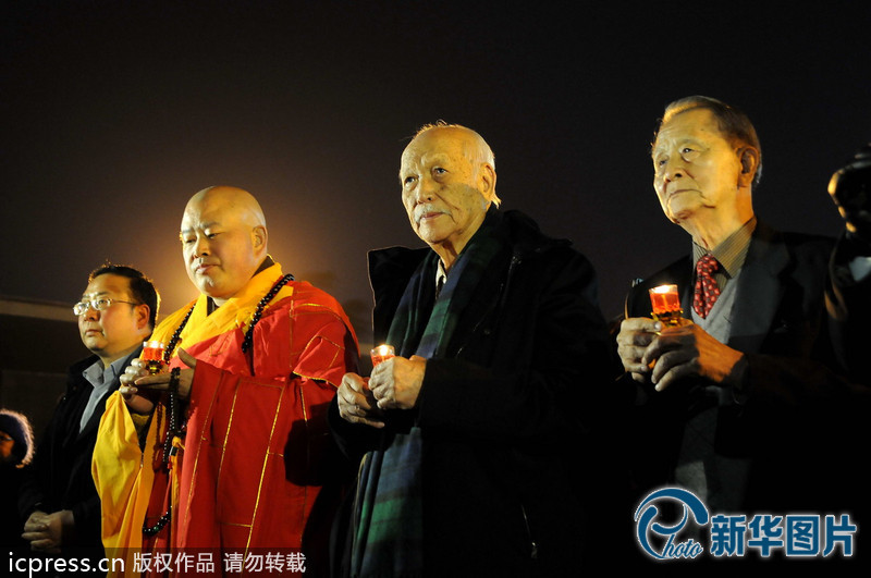 “為南京大屠殺遇難者守靈儀式暨和平燭光祭”活動在侵華日軍南京大屠殺遇難同胞紀(jì)念館祭場舉行。