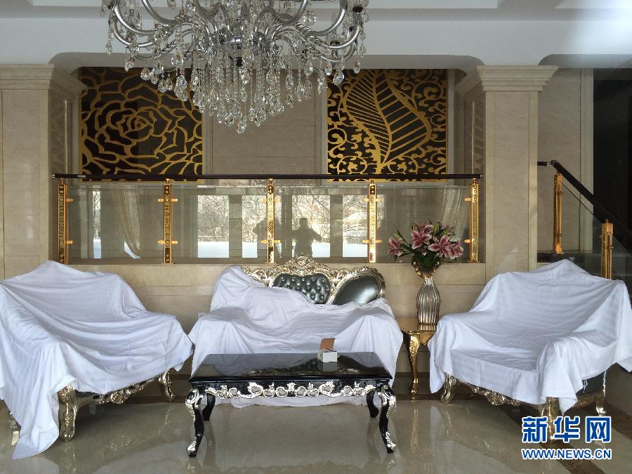 鏡泊湖畔麗日山莊里的豪華沙發(fā)（2013年12月9日攝）。新華社記者程子龍攝