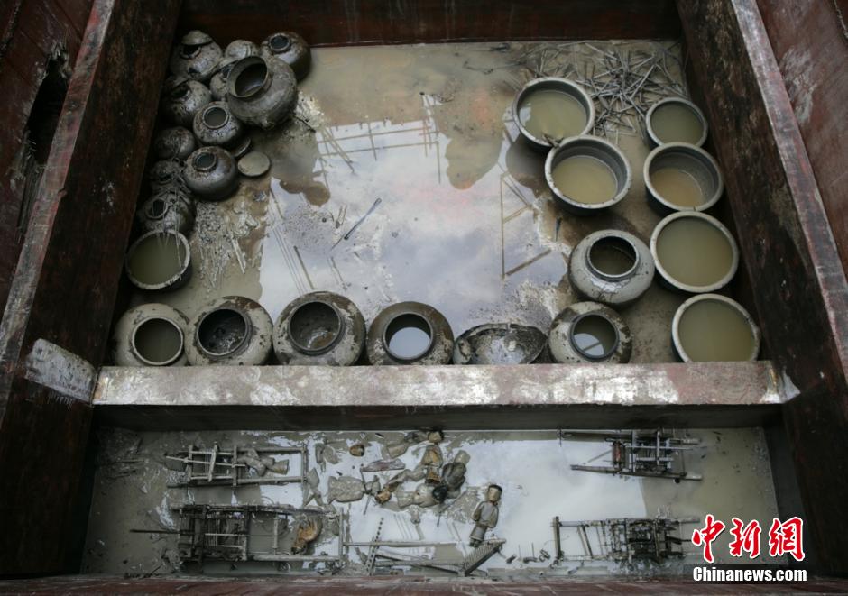 圖為漢墓群發(fā)掘現(xiàn)場出土了大量珍貴文物。