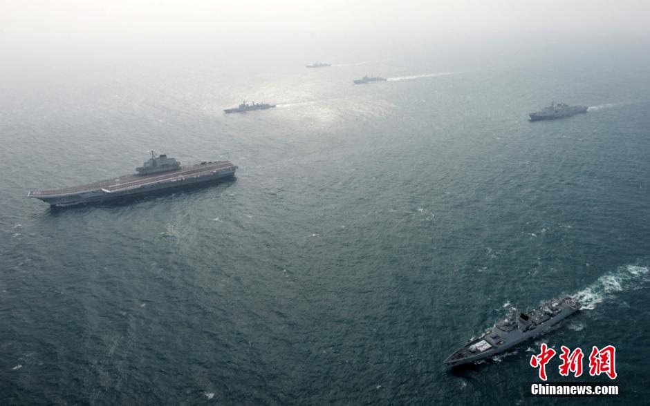 圖為遼寧艦與水面艦艇進(jìn)行協(xié)同訓(xùn)練。中新社發(fā) 胡鍇冰 攝