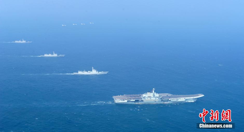 圖為遼寧艦與水面艦艇、飛機(jī)進(jìn)行協(xié)同訓(xùn)練。中新社發(fā) 胡鍇冰 攝