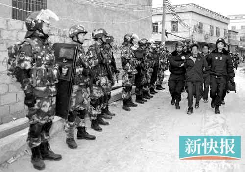 緝毒民警抓捕販毒嫌疑人。