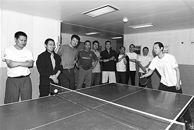 5日，“雪龍”號(hào)上的科考隊(duì)員在進(jìn)行乒乓球比賽。新華社發(fā)