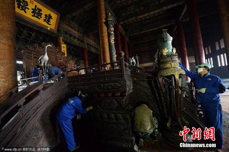 圖為工作人員正在故宮太和殿內進行整體清潔工作。