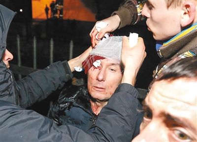 11日，基輔，遇襲受傷的反對派領(lǐng)導(dǎo)人盧岑科接受簡單救護(hù)。