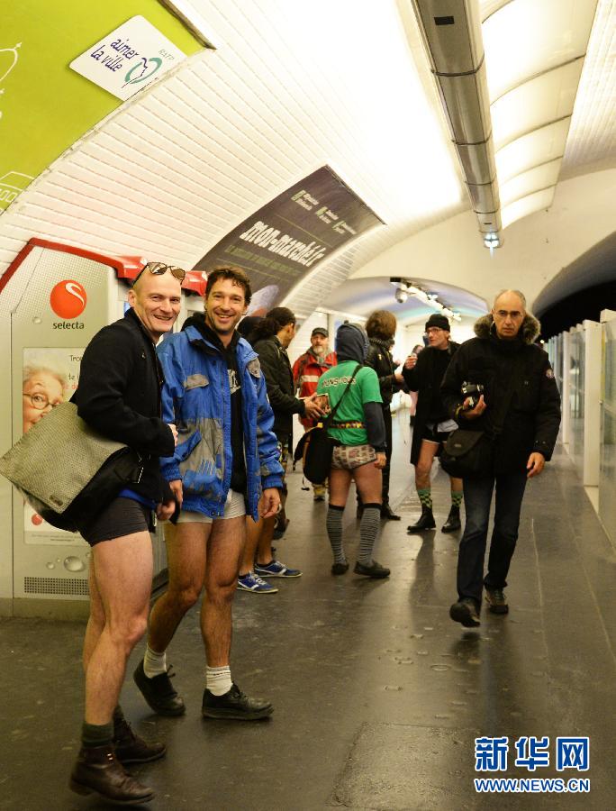 1月12日，在橫貫巴黎東西部的1號線地鐵車廂里，乘客只穿一條內(nèi)褲搭乘地鐵。