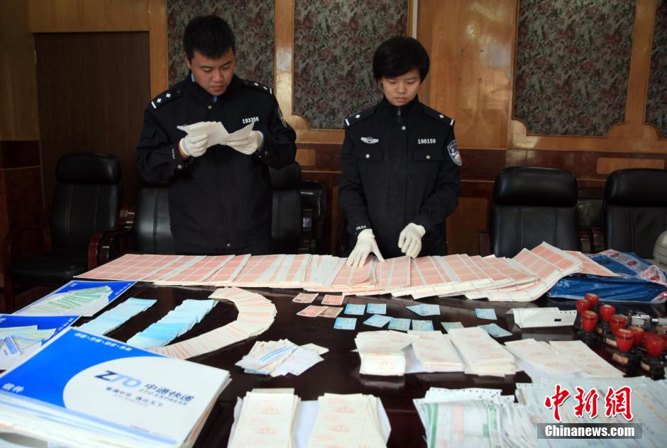 圖為查獲大量假火車票和制販工具（資料圖片）。