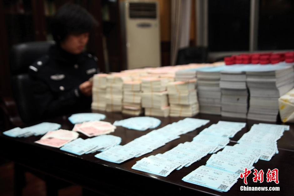 圖為查獲大量假火車票和制販工具（資料圖片）。