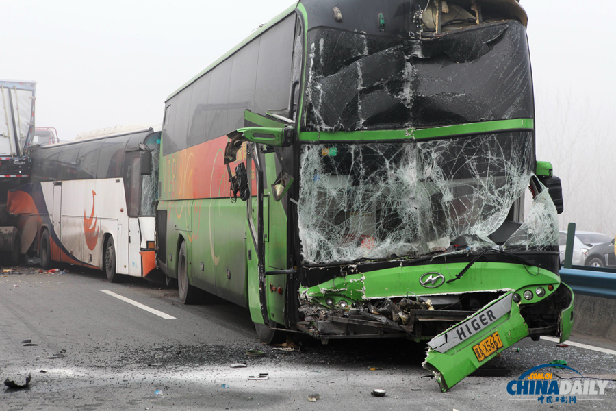 車禍救援現(xiàn)場?；荼?攝