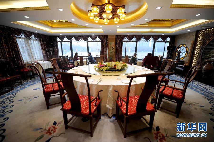 　1月15日，游客在北京紫竹院公園內(nèi)的問月樓喝茶聊天。