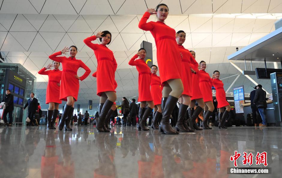 1月23日，機(jī)場(chǎng)工作人員在跳“快閃”舞蹈。