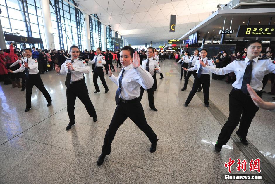 1月23日，機(jī)場(chǎng)工作人員在跳“快閃”舞蹈。