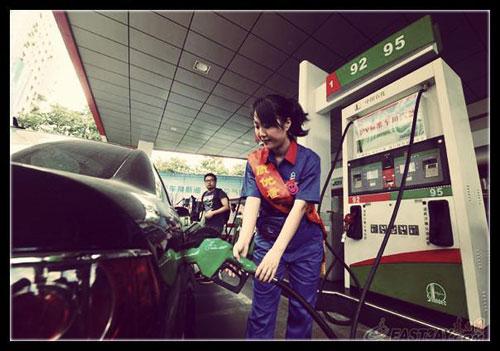 近日，有網(wǎng)友針對(duì)“超標(biāo)40倍事件”評(píng)價(jià)說(shuō)：“國(guó)內(nèi)加油站在油里加水是普遍現(xiàn)象。只是量多量少的問(wèn)題，車主