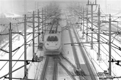 昨日，由武漢始發(fā)到北京G508次高鐵沿途被大雪覆蓋，列車廣播告知受降雪天氣影響，為確保行車安全降速運(yùn)行，預(yù)計(jì)晚點(diǎn)1小時(shí)10分鐘。圖/CFP
