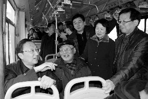 繆瑞林在車上與市民、乘委會委員交流 通訊員 卜照雪 攝