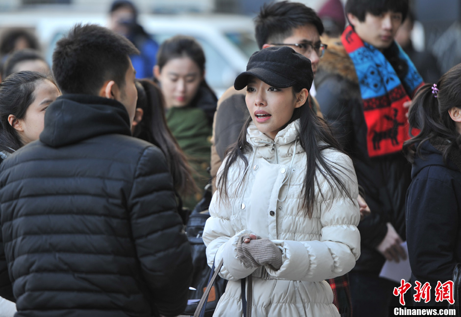 圖為表演系考生走出考場。