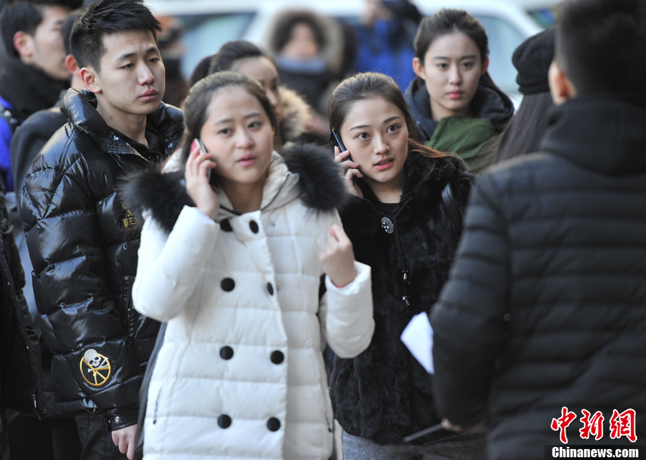 圖為表演系考生走出考場。