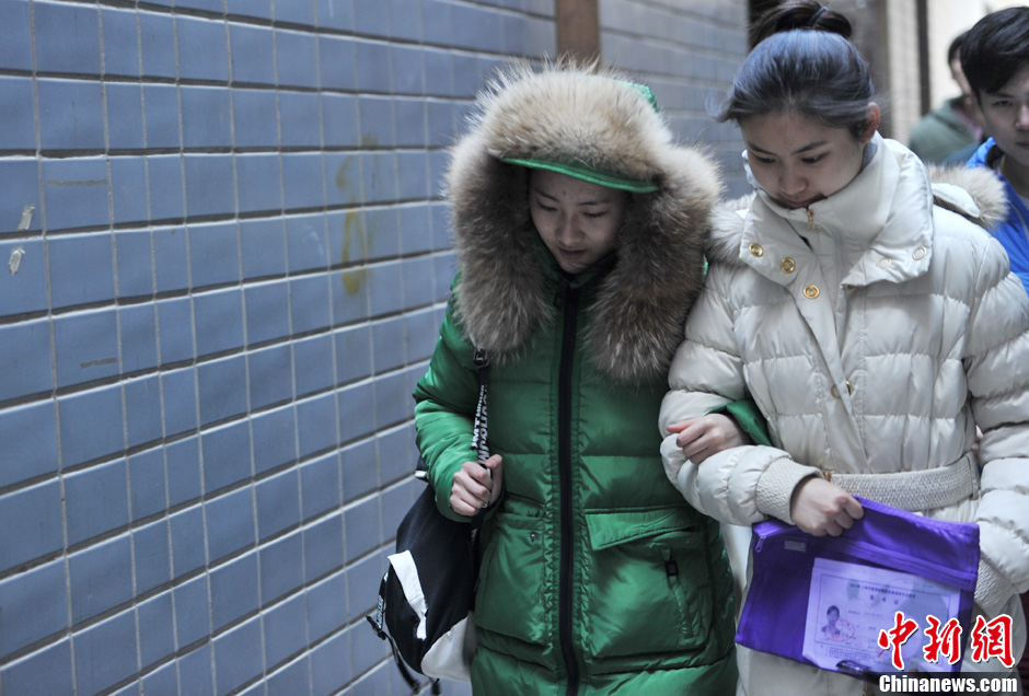 圖為表演系考生走出考場。