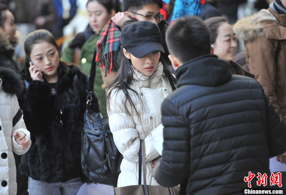 圖為表演系考生走出考場。