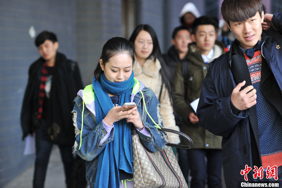 圖為表演系考生走出考場。