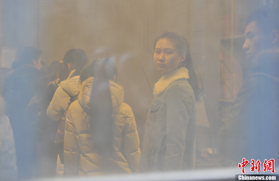 圖為表演系考生走出考場。