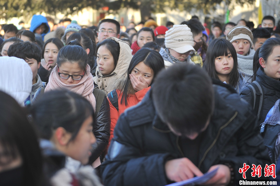 圖為報考現(xiàn)場。