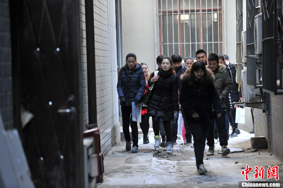 圖為表演系考生走出考場。