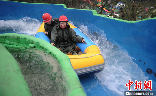 圖為外國(guó)友人體驗(yàn)水上漂。陳超　攝