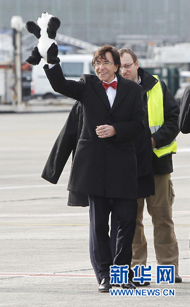 2月23日，在比利時(shí)首都布魯塞爾的國(guó)家機(jī)場(chǎng)，比利時(shí)首相迪呂波手舉熊貓玩具歡迎大熊貓“星徽”和“好好”