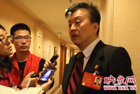 全國人大代表、中央電視臺綜藝頻道節(jié)目組主持人、河南省青聯(lián)榮譽副主席張澤群