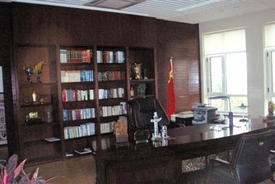 遼寧大學(xué)黨委書(shū)記被曝光的辦公室。 網(wǎng)絡(luò)截圖