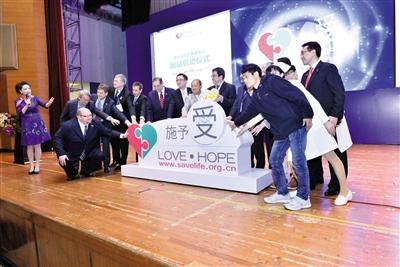 3月19日，中國(guó)首個(gè)器官捐獻(xiàn)志愿者登記網(wǎng)站（www.savelife.org.cn）正式啟動(dòng)，器官捐