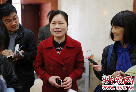 董亞娜是焦裕祿紀念館副館長，她兩次給習近平講解，贊總書記看得仔細，聽得認真。3月20日，記者在蘭考采