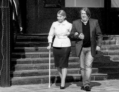 3月27日，烏克蘭基輔，前總理季莫申科在朋友的陪伴下赴新聞發(fā)布會(huì)現(xiàn)場(chǎng)，宣布將參加烏克蘭總統(tǒng)選舉。