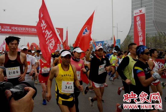 目前在鄭開大道上，一場角逐正在展開。