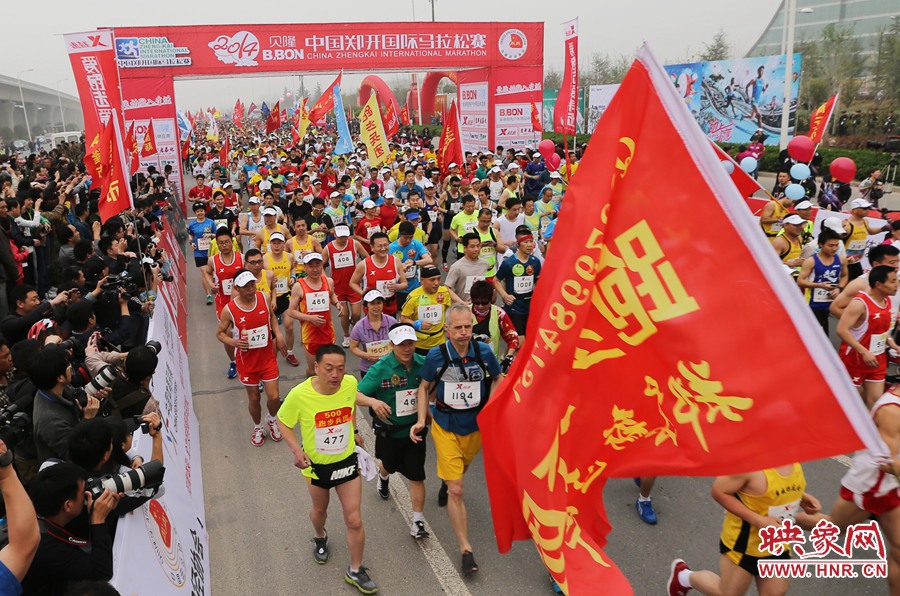 業(yè)余組開(kāi)跑。