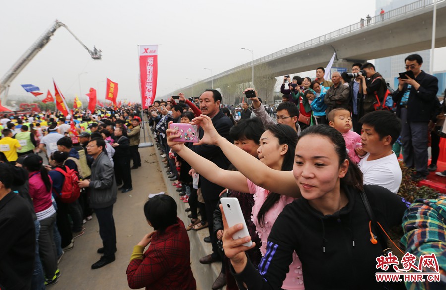 加油助威。