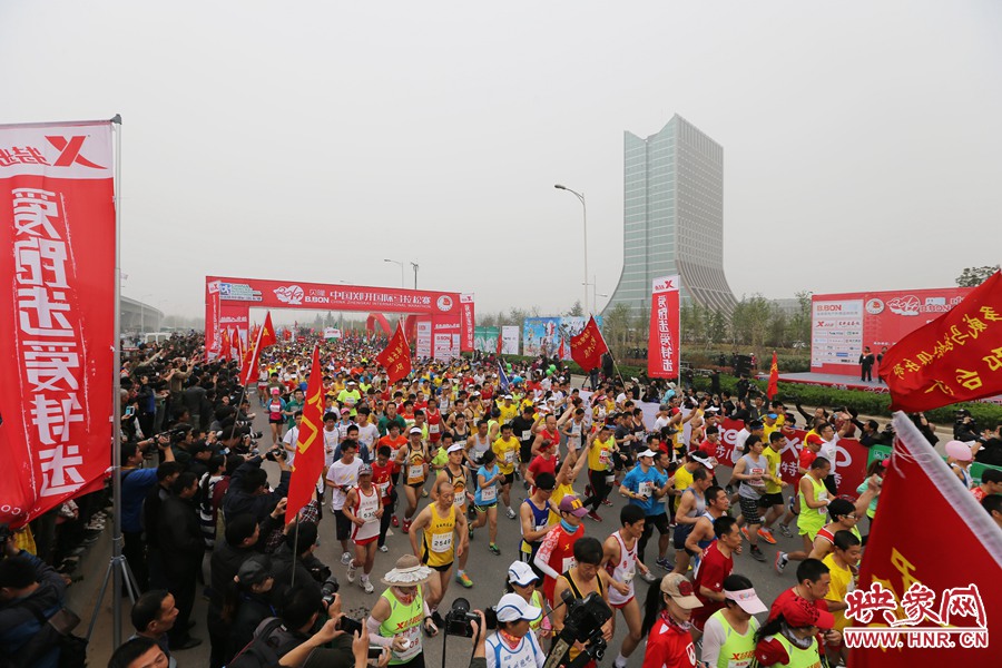 彩旗飄飄的起跑點(diǎn)。