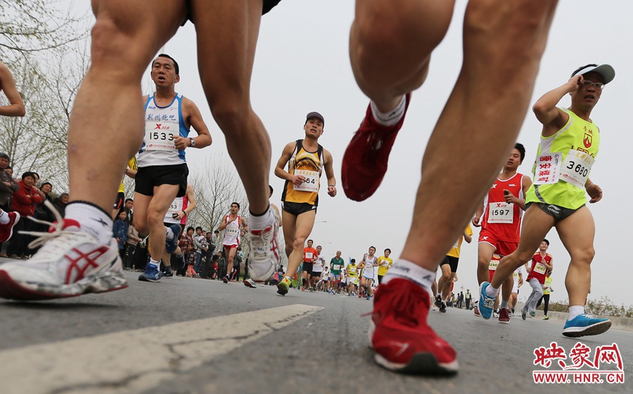 約五公里處，選手們已經(jīng)拉開(kāi)了距離。