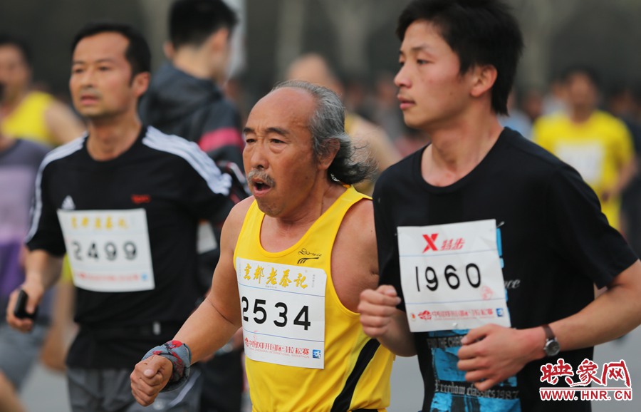 一位老年選手與年輕人比速度。